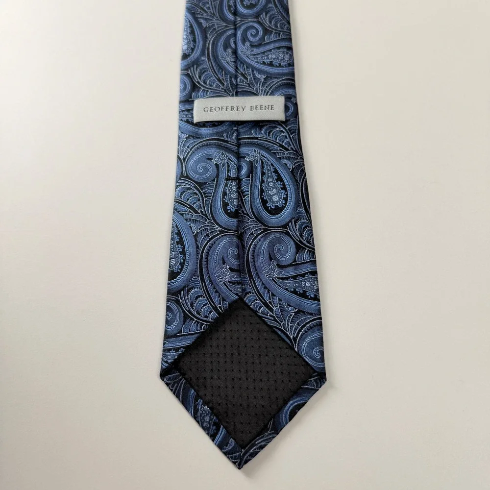 Geoffrey Beene‎ Blue Paisley Silk TIe